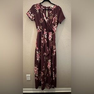 Francesca’s Miami Women’s Burgundy Floral Print VNeck Short Sleeve Romper Medium